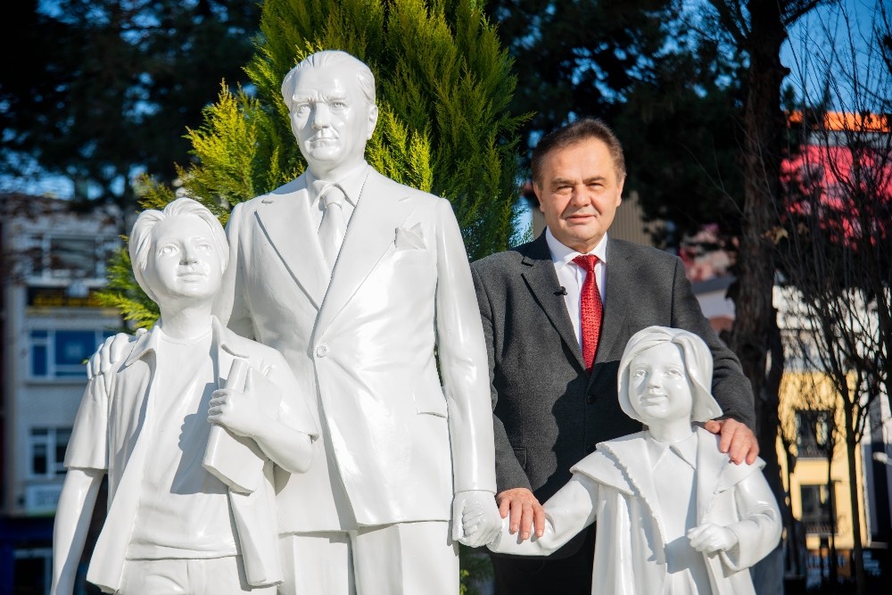 “Mustafa Kemal Atatürk ve Çocuklar’’ isimli heykel açıldı