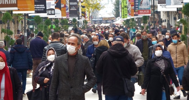 Ordu’nun sokak ve caddelerinde insan yoğunluğu