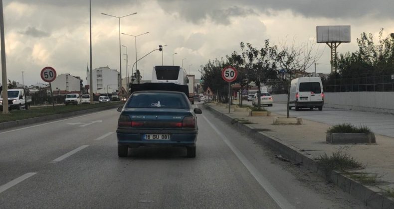 Ana yolda kaputu açık yol aldı, görenler şaştı kaldı