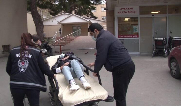 Ataşehir’de kaza yapan motosikletli kadının yardımına gazeteci yetişti