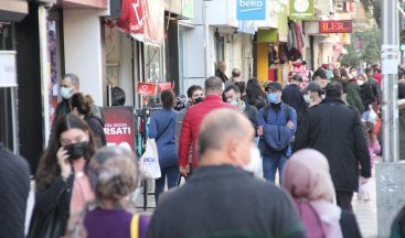 Bakan Koca’nın sürekli uyardığı Mersin’de caddeler tıklım tıklım