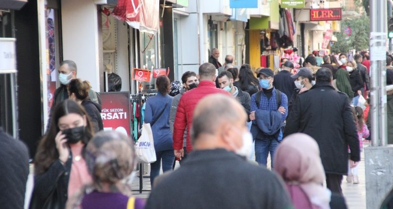 Bakan Koca’nın sürekli uyardığı Mersin’de caddeler tıklım tıklım