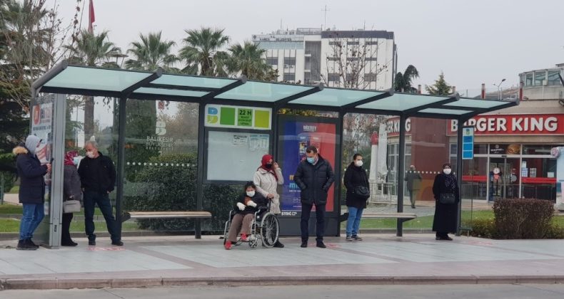 Başkan Yılmaz, vatandaşların arasında karışıp korona denetimi yaptı
