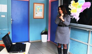 Engelli öğrenciler uzaktan eğitimle ders işliyor