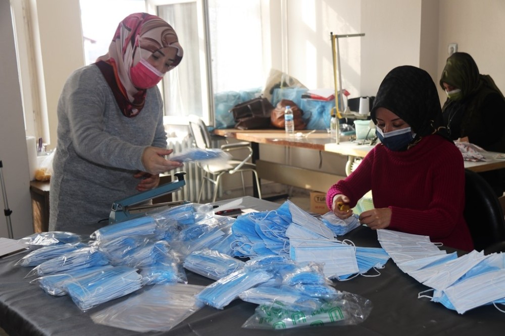 Bitlis’te Gönüllü 15 Öğretici Kadın Günlük 7 Bin Maske Üretiyor