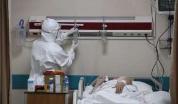 İki Kez Koronayı Atlattı, Covid Yoğun Bakımdaki Görevine Geri Döndü