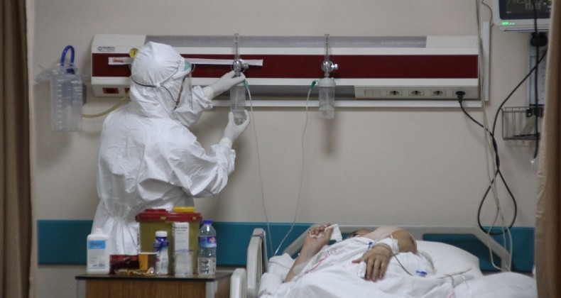 İki Kez Koronayı Atlattı, Covid Yoğun Bakımdaki Görevine Geri Döndü