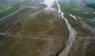 Suların yüzlerce metre çekildiği Sazlıdere Barajı’nda ev kalıntıları ortaya çıktı