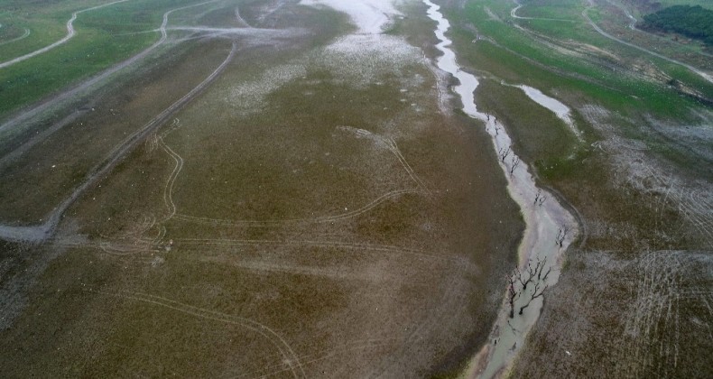 Suların yüzlerce metre çekildiği Sazlıdere Barajı’nda ev kalıntıları ortaya çıktı