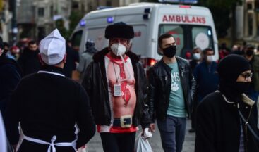 Taksim’de garip giyimli turist dikkatleri üzerine çekti