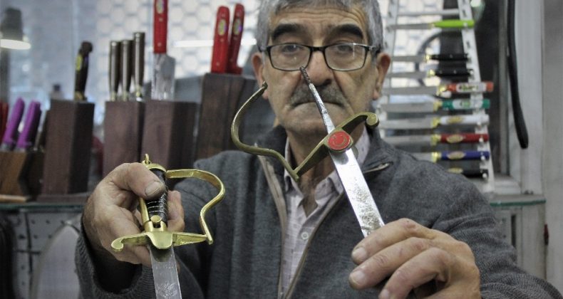Tarihi kılıçlar Bursalı ustanın elinde ilk günkü ihtişamına kavuşuyor