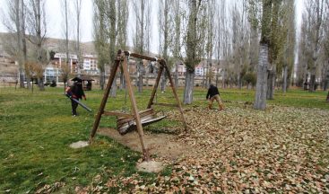 Park ve bahçelerde temizlik ve bakım çalışmaları devam ediyor