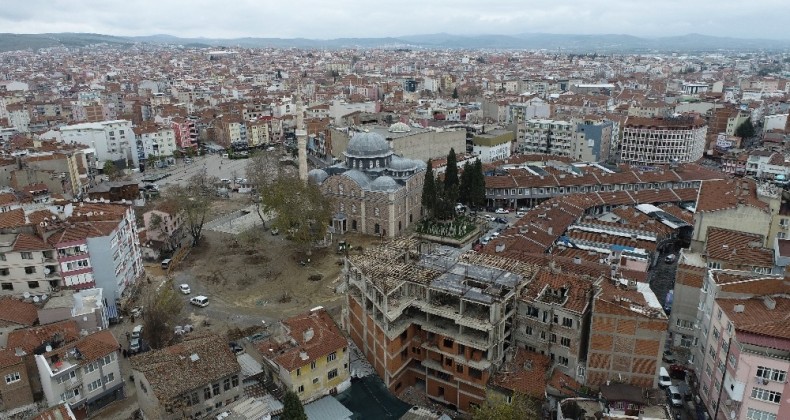 Paşa Camisi’nin siluetine gölge düşüren binalarda çalışma başladı