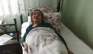 Polisin sırtında taşıdığı yaşlı kadın, “Adımlarınıza kurban olurum”