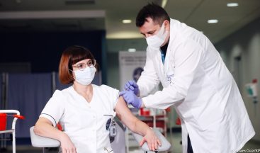 Polonya ve Çekya’da ilk korona virüs aşısı yapıldı