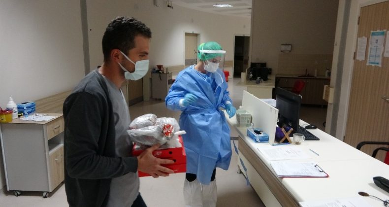 Sağlık çalışanlarını sevindiren pizza ikramı