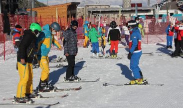 Sağlıkçılara motivasyon için kayak kursu düzenlendi