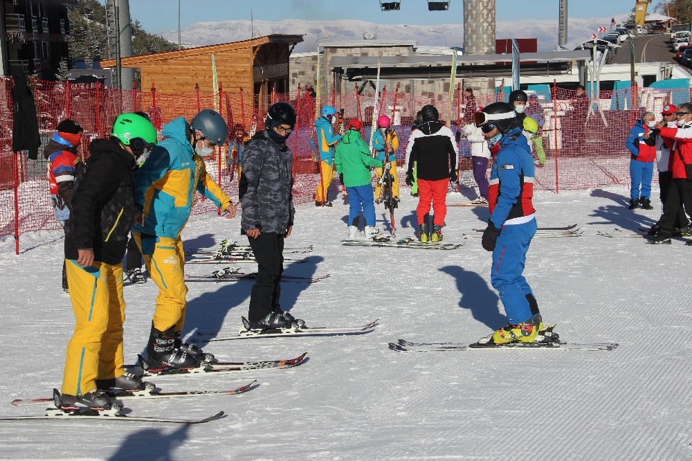 Sağlıkçılara motivasyon için kayak kursu düzenlendi