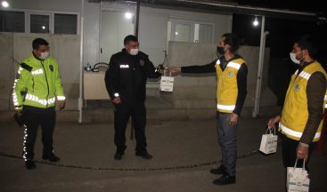 Şanlıurfa’da görevi başındaki polislere tatlı ikramı