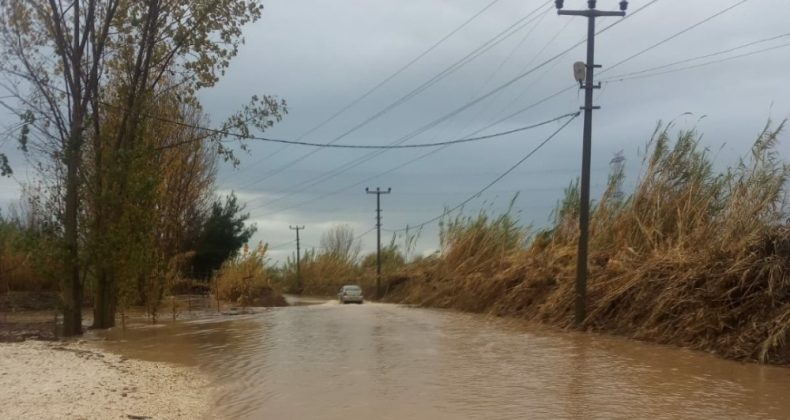 Serik’te sağanak cadde ve sokakları göle çevirdi