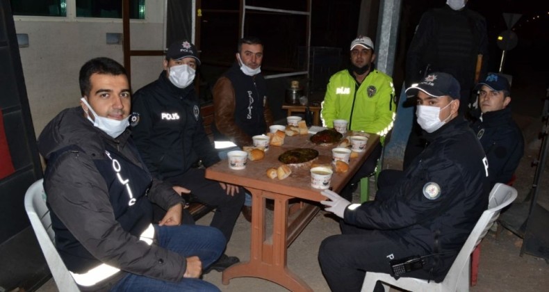 Sınır ilçesinde uygulama yapan polislere çorba ikramı