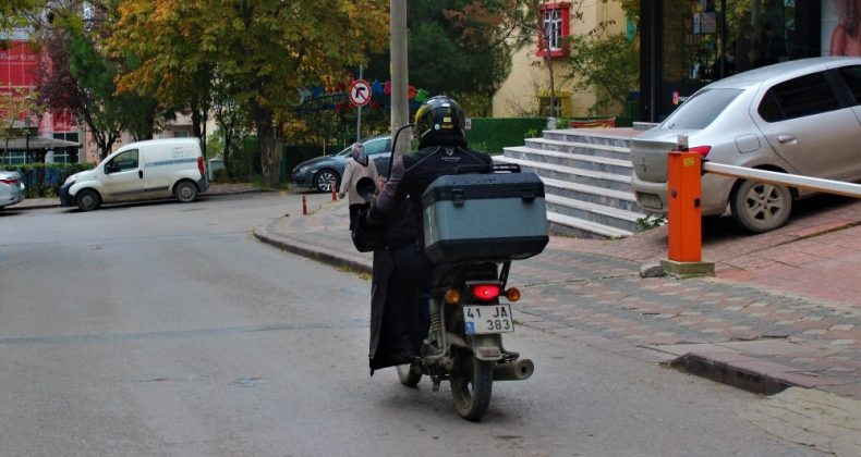 Siparişlere yetişmeye çalışan restoranlar motorlu kurye bulmakta güçlük çekiyor