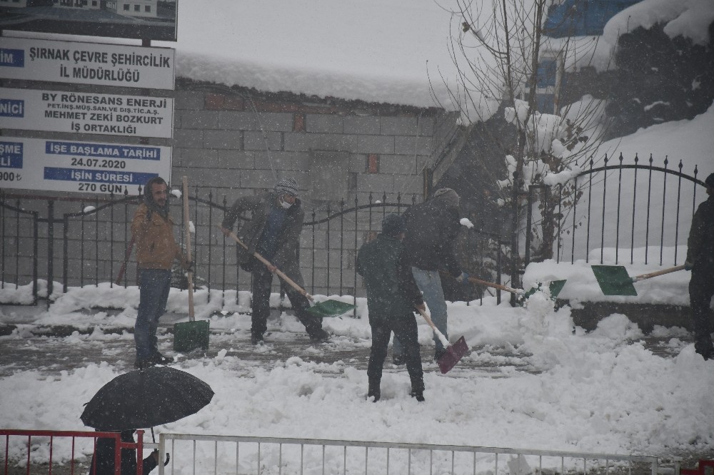 Şırnak’ta karla mücadele çalışmaları sürüyor