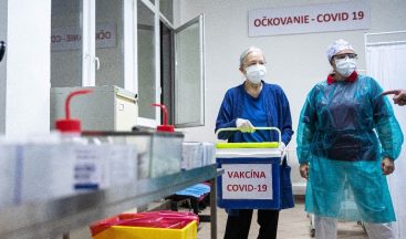 Slovakya’da ilk Covid-19 aşısı vuruldu