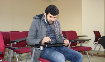 Soğuk havada hastane bahçesinden uzaktan eğitim veren cefakar öğretmene oda tahsis edildi