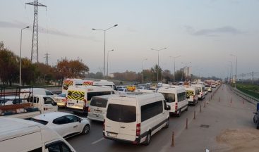 Sokağa çıkma kısıtlamasında araç kuyruğu