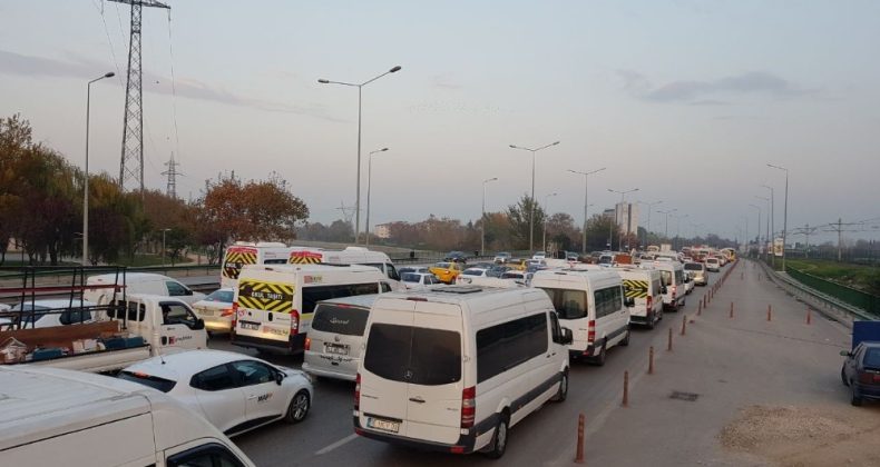 Sokağa çıkma kısıtlamasında araç kuyruğu