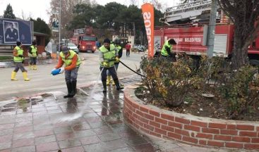 Sokağa çıkma kısıtlamasında cadde ve sokaklar köpüklü suyla yıkandı