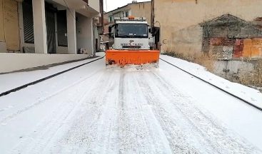 Sokakların sessizliğe büründüğü Bayburt’ta belediye ekiplerinden karla mücadele çalışması