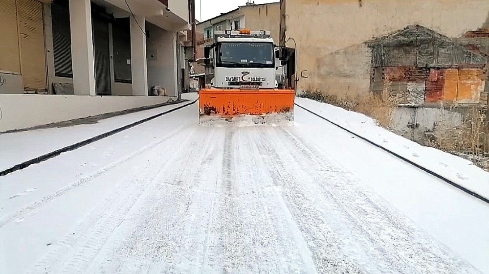 Sokakların sessizliğe büründüğü Bayburt’ta belediye ekiplerinden karla mücadele çalışması