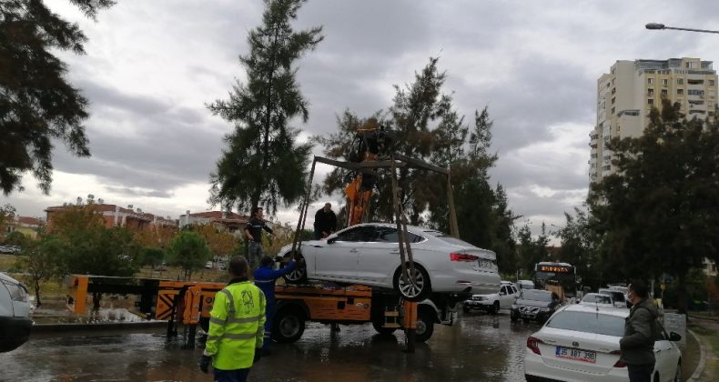 İzmir’de Deniz Taştı Araçlar Suya Teslim Oldu