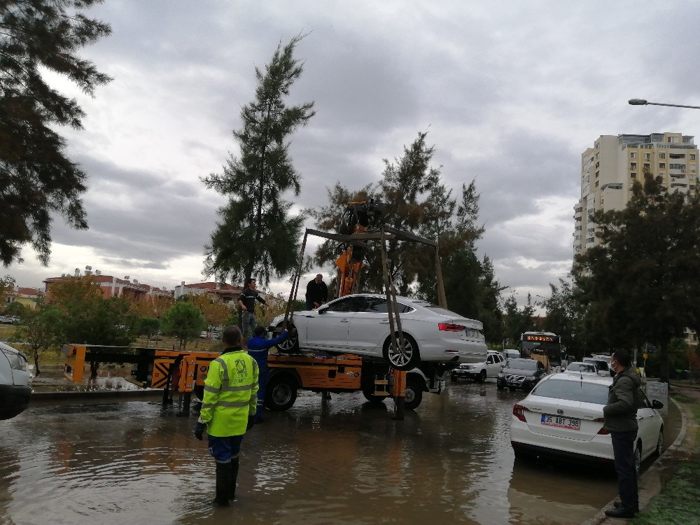 İzmir’de Deniz Taştı Araçlar Suya Teslim Oldu