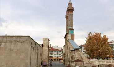 Tarihi kent meydanında kısıtlamada kartpostallık görüntüler oluştu