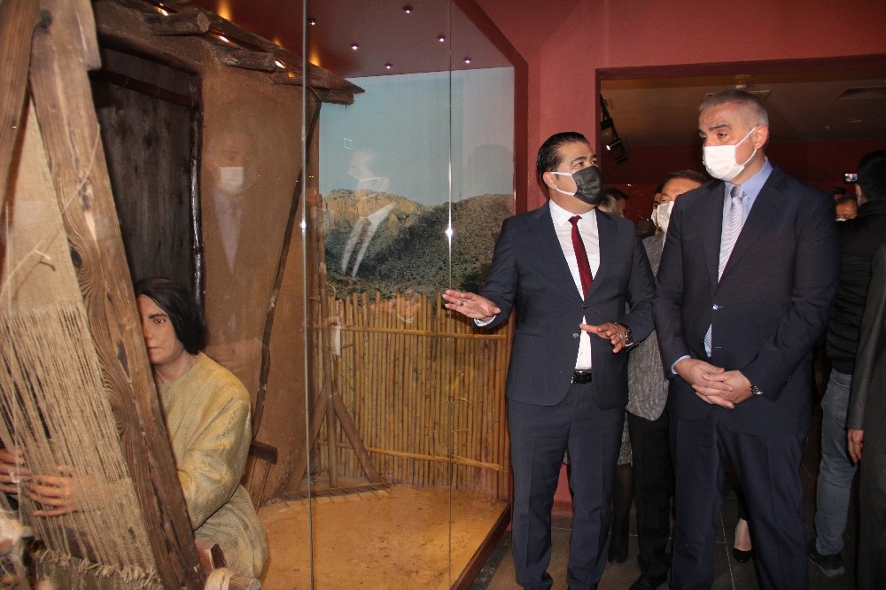 Tarsus Müzesini Bakan Ersoy açtı