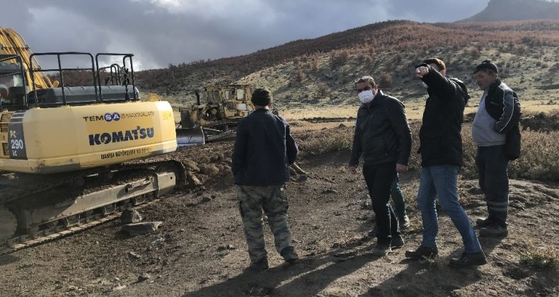 Tavak’ta tarımsal sulama göleti temizleniyor