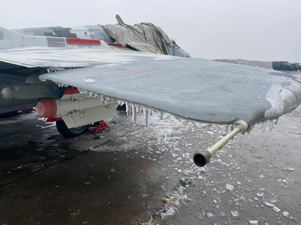 Ukrayna’da soğuktan savaş uçağı buz tuttu