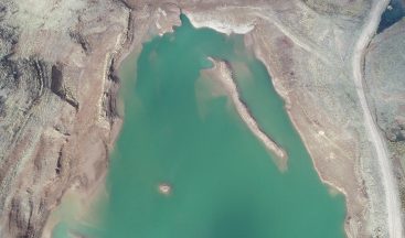 Ürküten görüntü, sular çekildi mezarlık ortaya çıktı