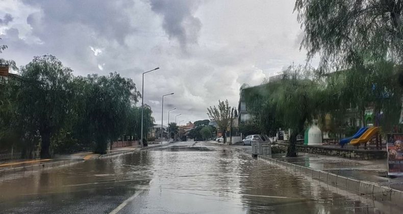 Urla’yı sağanak yağış vurdu