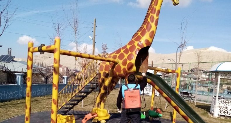 Van Büyükşehir, yasakta ilaçlama çalışması yaptı