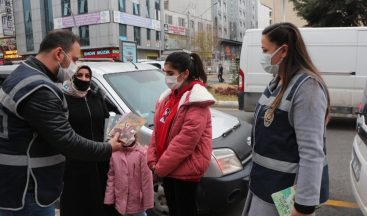 Van polisinden öğrencilere kitap ve oyuncak desteği