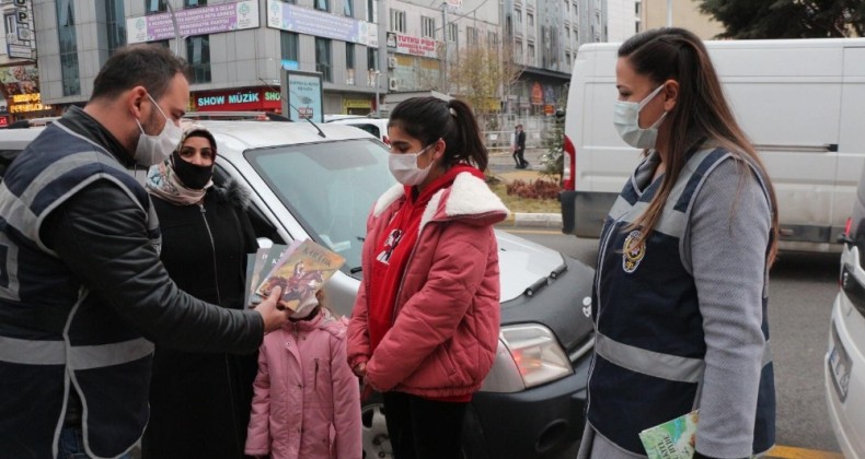 Van polisinden öğrencilere kitap ve oyuncak desteği