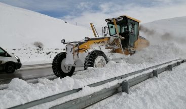 Van’da kardan dolayı kapanan yollar açılıyor