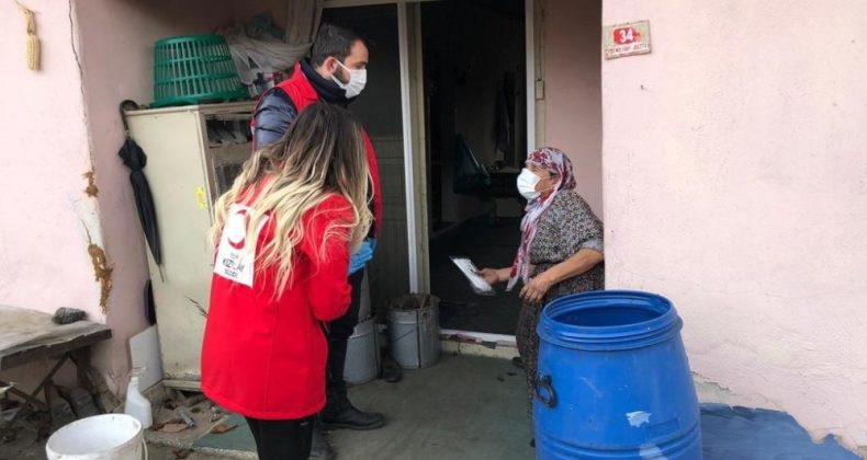 Vefa Sosyal Destek ekibi ihtiyaç sahibi ailelerin yanında