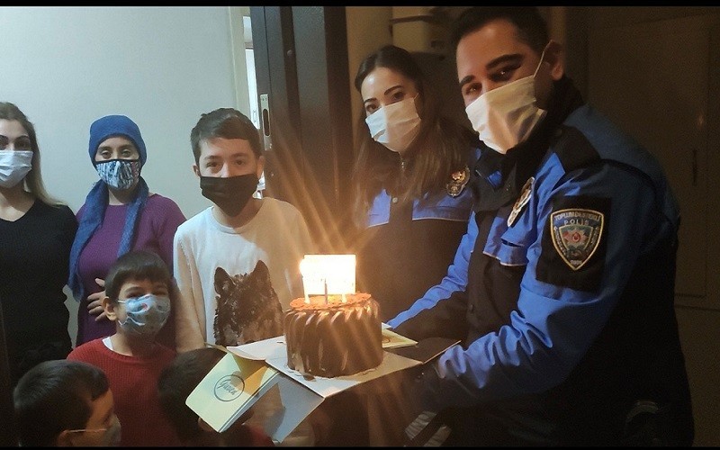 Wolfram sendromlu çocuğu polislerden doğum günü sürprizi