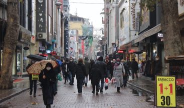 Yağmurlu havaya rağmen Kocaeli’de sokaklar tıklım tıklım doldu