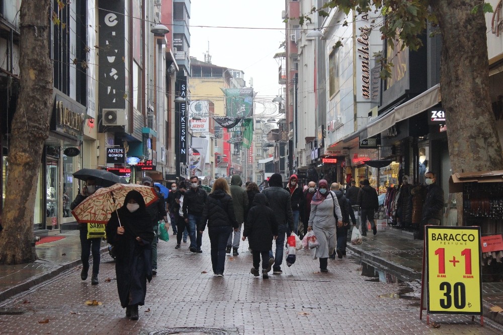 Yağmurlu havaya rağmen Kocaeli’de sokaklar tıklım tıklım doldu